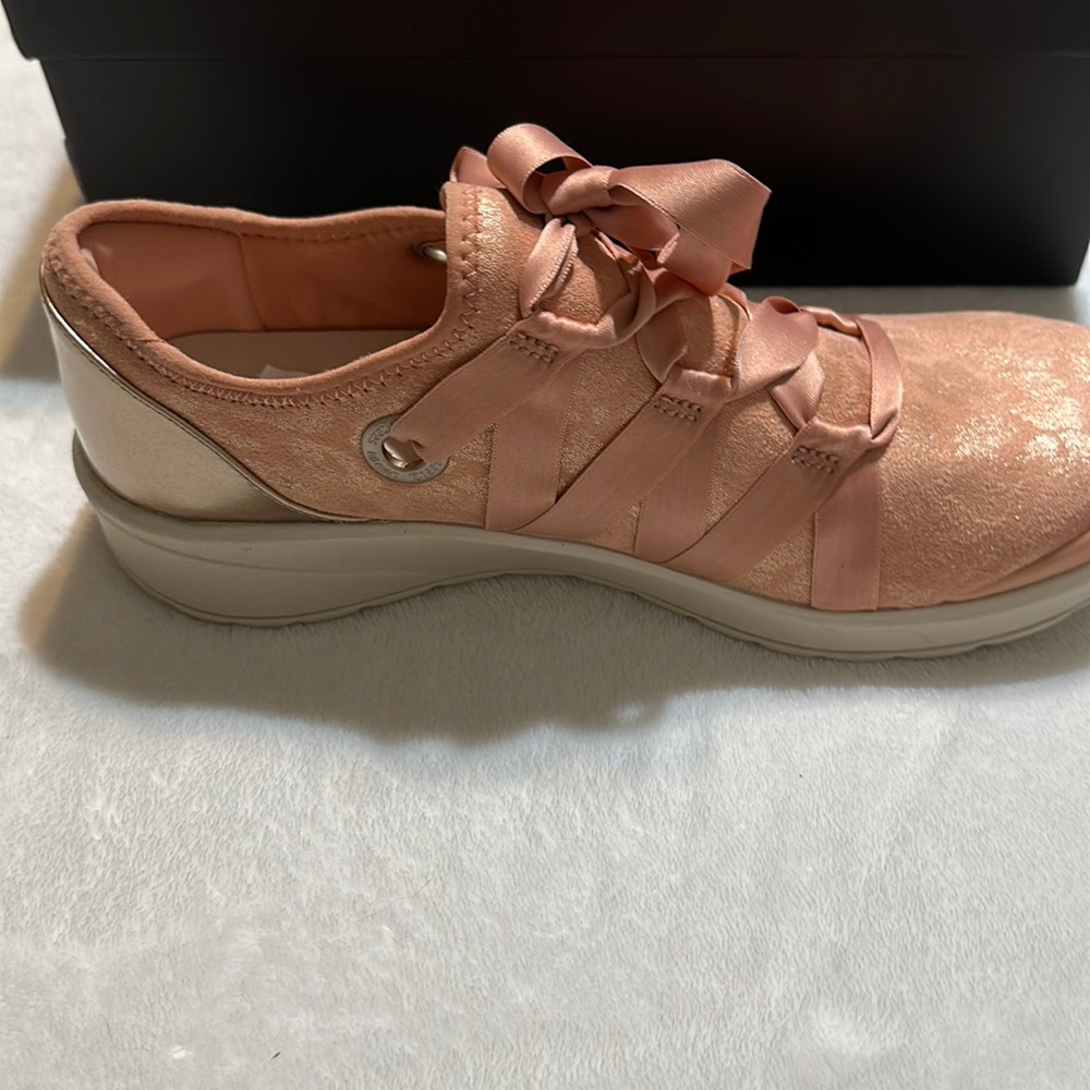 BZEES WOMANS SLIP ON WASHABLE SNEAKERS
